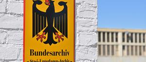 Ein Schild mit dem Bundesadler und der Aufschrift „Bundesarchiv Stasi Unterlagen Archiv“.