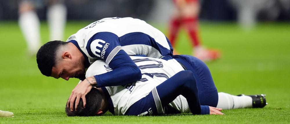 Tottenham-Profi Rodrigo Bentancur bricht während des Liga-Pokal-Spiels gegen Liverpool zusammen, sein Teamkollege Pedro Porro kümmert sich um ihn.