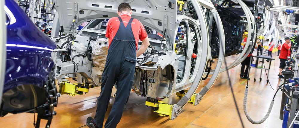 Der deutschen Autoindustrie fehlt es laut Ifo-Institut an Aufträgen. Mehr Unternehmen denken über Personalabbau nach.