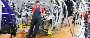Der deutschen Autoindustrie fehlt es laut Ifo-Institut an Aufträgen. Mehr Unternehmen denken über Personalabbau nach.