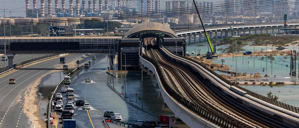 Überschwemmungen in Dubai im vergangenen Frühjahr. Wegen steigender Temperaturen kommt es nach Einschätzung der Klimawissenschaftler der Munich Re auch in Weltregionen zu schweren Unwettern, in denen solche Extremereignisse bisher quasi unbekannt waren.