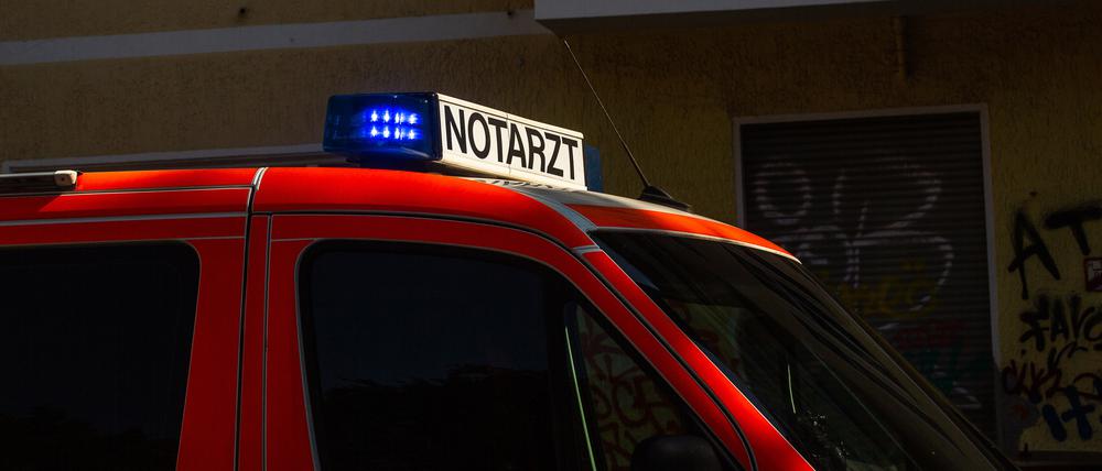 Ein Rettungswagen steht an einem Einsatzort.