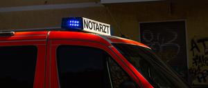 Ein Rettungswagen steht an einem Einsatzort. (Symbolbild)