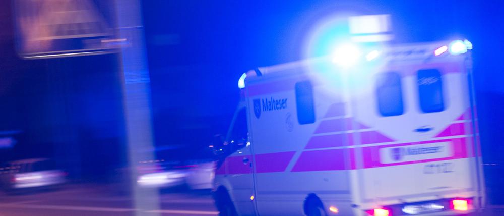 Ein Senior ist von einem Auto erfasst und dabei lebensgefährlich verletzt worden. (Symbolbild)