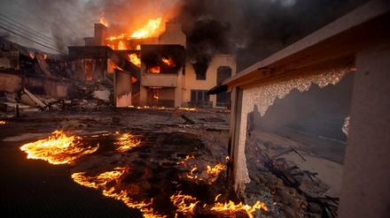 Flamen und Rauch rund um die West Side in Los Angeles.