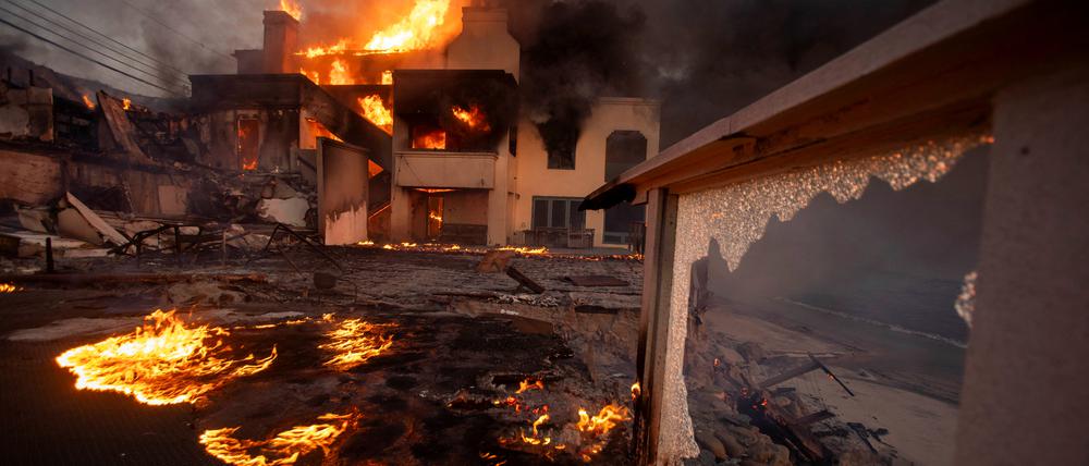 Flamen und Rauch rund um die West Side in Los Angeles. 