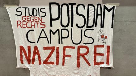 Demoplakat im Hörsaal am Campus Griebnitzsee bei der Auftaktveranstaltung von „Studis gegen rechts“. Am Samstag geht es zur Demo in Riesa.