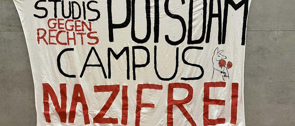 Demoplakat im Hörsaal am Campus Griebnitzsee bei der Auftaktveranstaltung von „Studis gegen rechts“. Am Samstag geht es zur Demo in Riesa.