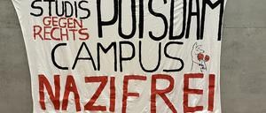 Demoplakat im Hörsaal am Campus Griebnitzsee bei der Auftaktveranstaltung von „Studis gegen rechts“. Am Samstag geht es zur Demo in Riesa.