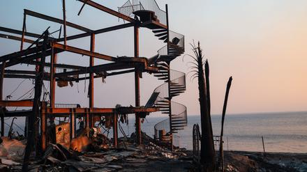  Eine Wendeltreppe steht inmitten des schwelenden Skeletts eines Hauses, das durch das Palisades-Feuer am Pacific Coast Highway in Malibu.