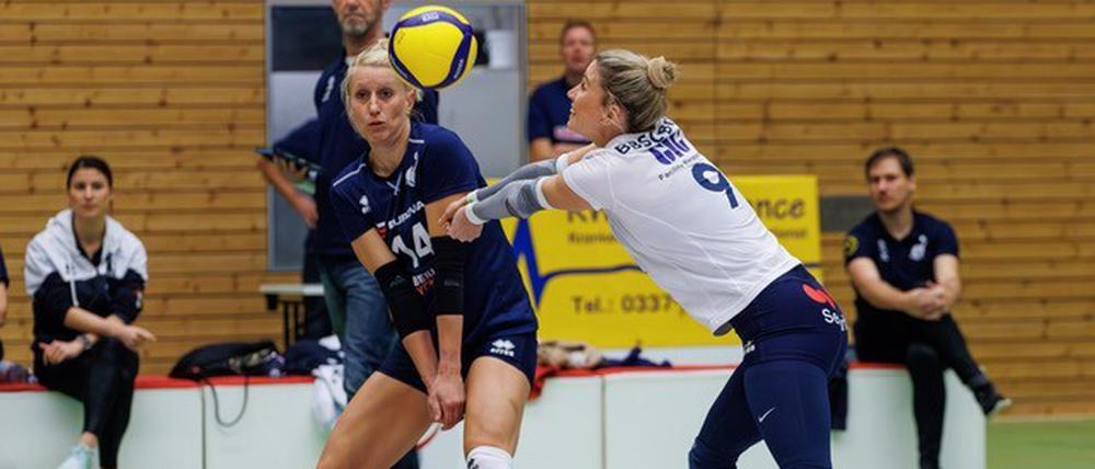 Annika Völker (in weiß) ist Kapitänin und Libera beim BBSC.