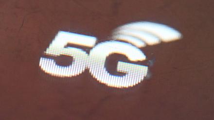 Auf dem Bildschirm eines mobilen Routers erscheint das Logo des Mobilfunknetzes 5G.