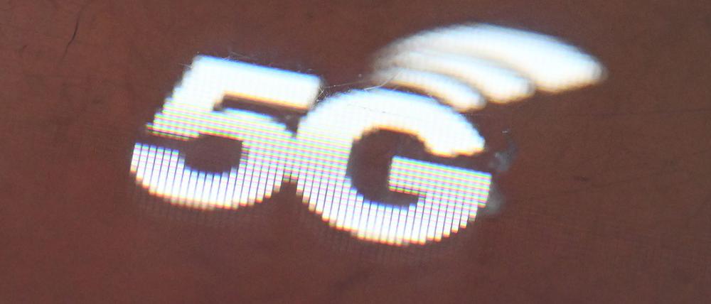Auf dem Bildschirm eines mobilen Routers erscheint das Logo des Mobilfunknetzes 5G.