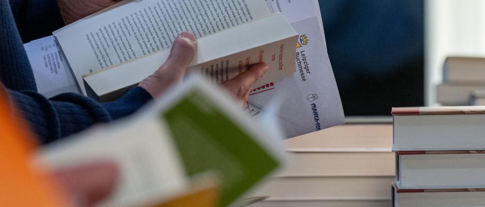 Insbesondere Sach- und Jugendbücher waren 2024 beliebt. (Symbolbild)