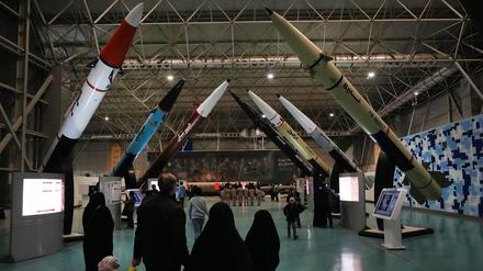 Menschen besuchen den Nationalen Luft- und Raumfahrtpark der Revolutionsgarde in der Nähe der iranischen Hauptstadt Teheran.