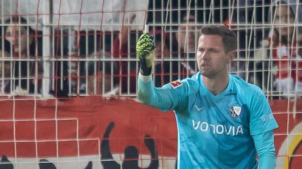 Bochums Torwart Patrick Drewes und das Feuerzeug aus dem Union-Block.
