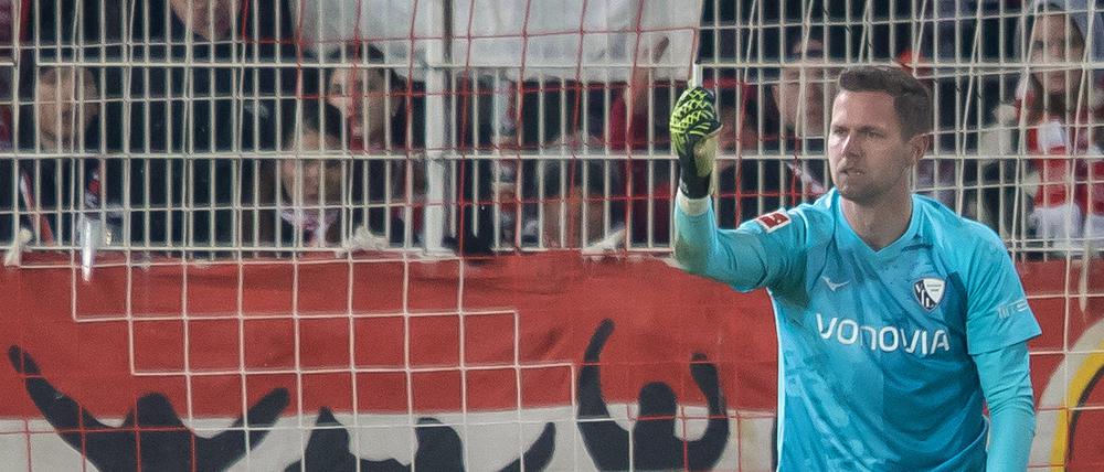 Bochums Torwart Patrick Drewes und das Feuerzeug aus dem Union-Block.