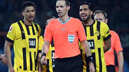 Schiedsrichter Sascha Stegemann (m.) unterlief 2023 beim Spiel Bochum-BVB ein schwerwiegender Fehler.