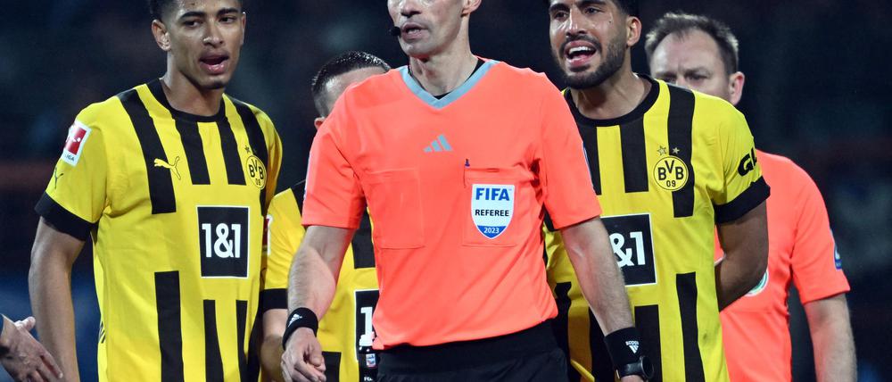 Schiedsrichter Sascha Stegemann (m.) unterlief 2023 beim Spiel Bochum-BVB ein schwerwiegender Fehler.