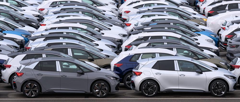 Neuwagen stehen zur Auslieferung auf einem Parkplatz auf einem Werksgelände von Volkswagen.