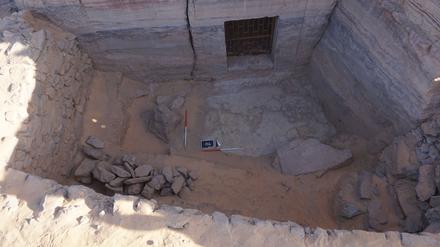 Der freigelegte Vorhof des Grabes des Pa-nefer, etwa 2,50 Meter tief.