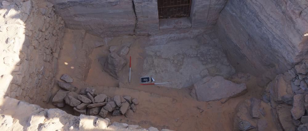 Der freigelegte Vorhof des Grabes des Pa-nefer, etwa 2,50 Meter tief.