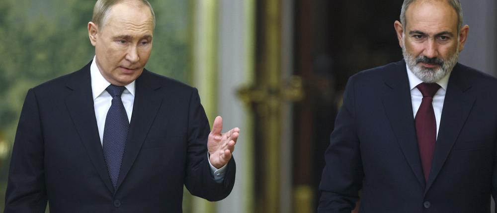 Das Verhältnis zwischen Kremlchef Wladimir Putin und Armeniens Premier Nikol Paschinjan gilt als gespannt. (Archivbild)