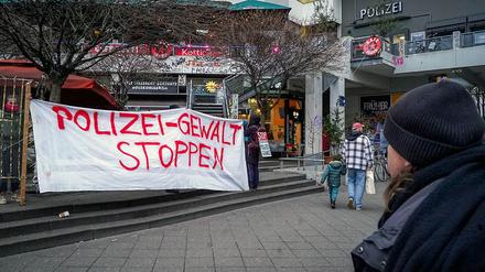 Die Polizeiwache am Kottbusser Tor wurde demonstrativ umzäunt.
