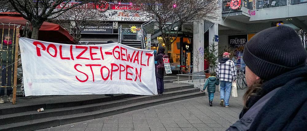 Die Polizeiwache am Kottbusser Tor wurde demonstrativ umzäunt.