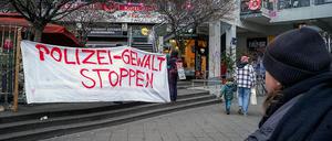 Die Polizeiwache am Kottbusser Tor wurde demonstrativ umzäunt.