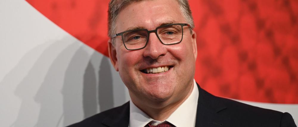 DFL-Präsidiumsmitglied Axel Hellmann spricht sich für eine teilweise Abschaffung des Videobeweises aus.