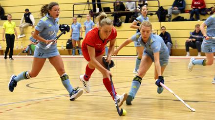 Der Berliner HC (am Ball Laura Stelter) trifft noch auf die Zehlendorfer Wespen und TusLi. 