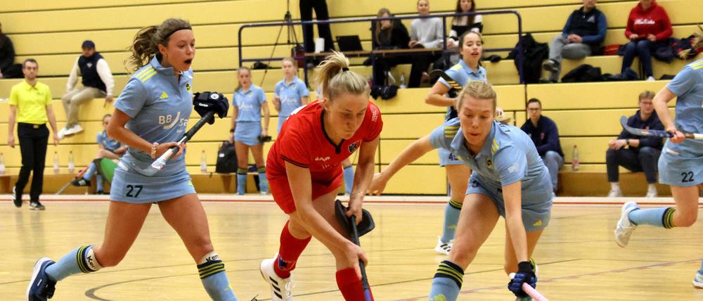 Der Berliner HC (am Ball Laura Stelter) trifft noch auf die Zehlendorfer Wespen und TusLi. 