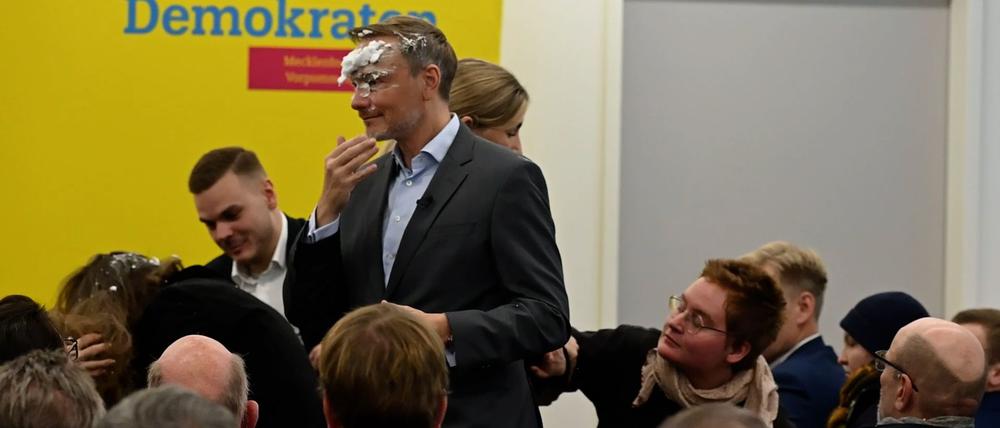 Der FDP-Vorsitzende Christian Lindner wurde mit Schaum beworfen. 