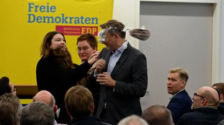 Der FDP-Vorsitzende Christian Lindner bekommt bei einem Wahlkampfauftritt in Greifswald Schaum ins Gesicht. 