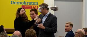 Der FDP-Vorsitzende Christian Lindner bekommt bei einem Wahlkampfauftritt in Greifswald Schaum ins Gesicht. 