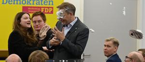 Der FDP-Vorsitzende Christian Lindner (M) bekommt bei einem Wahlkampfauftritt in Greifswald Schaum ins Gesicht. Er war von einer jungen Frau mit Schaum beworfen worden. Sie traf den früheren Finanzminister dabei direkt ins Gesicht. Nach dem Vorfall setzte er seine Rede fort. (Screenshot aus einem Video). 