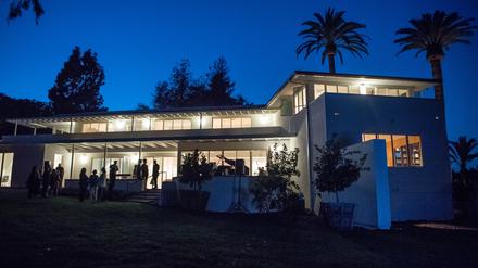 Gäste stehen anlässlich der Eröffnung des Thomas Mann Hauses im Garten des Gebäudes. 
