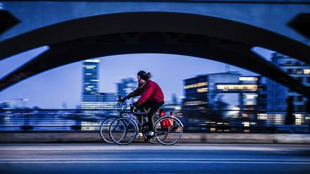 Fast vier Millionen Fahrräder rollten im vergangenen Jahr über die Oberbaumbrücke.