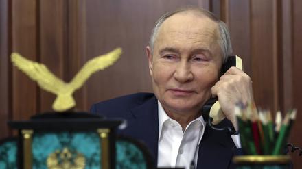 Der russische Präsident Wladimir Putin telefoniert im Kreml mit Arina Porkhal, einem 15-jährigen Mädchen aus Donezk in der russisch kontrollierten Region Donezk, im Rahmen der landesweiten Wohltätigkeitskampagne „Neujahrsbaum der Wünsche“.