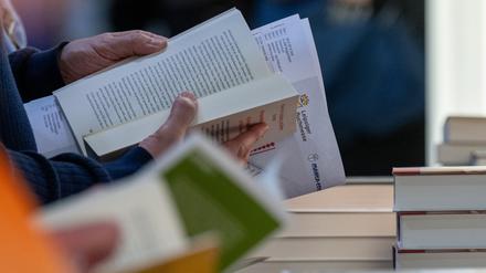 Es gibt sie weiterhin, die Leserinnen und Leser von Büchern. 