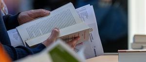 Es gibt sie weiterhin, die Leserinnen und Leser von Büchern. 