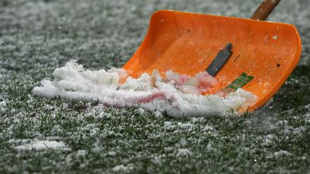 Rund um den Bundesliga-Klassiker Mönchengladbach gegen Bayern München muss ordentlich Schnee geschippt werden