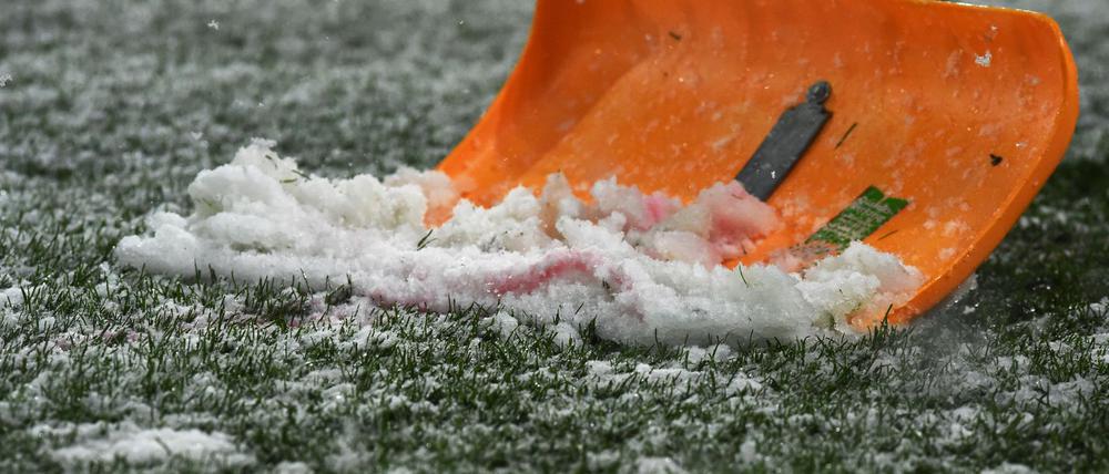 Rund um den Bundesliga-Klassiker Mönchengladbach gegen Bayern München muss ordentlich Schnee geschippt werden