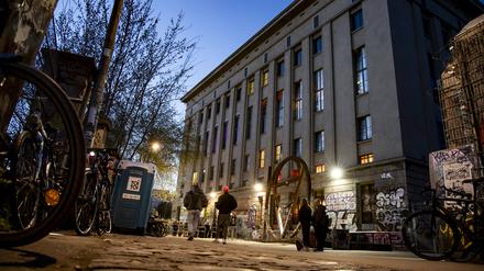 Seitliche Außenaufnahme des Technoclubs Berghain in Friedrichshain-Kreuzberg in der Dämmerung.