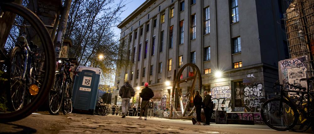 Seitliche Außenaufnahme des Technoclubs Berghain in Friedrichshain-Kreuzberg in der Dämmerung.