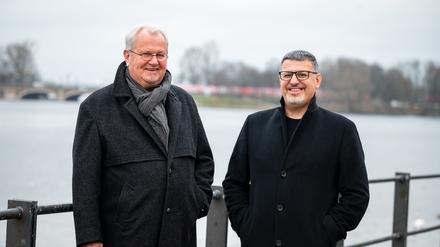 Norbert Weber und Dejan Lazic stehen an der Alster. 