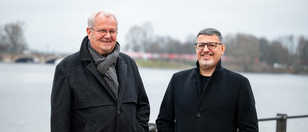 Norbert Weber und Dejan Lazic stehen an der Alster. 