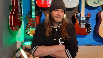 Michael Eggert überlegt, ob er seine Gitarren verkaufen muss.