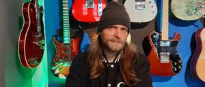 Michael Eggert überlegt, ob er seine Gitarren verkaufen muss.